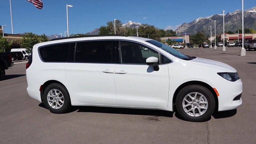 Which Minivan Wins? Chrysler Voyager vs Pacifica